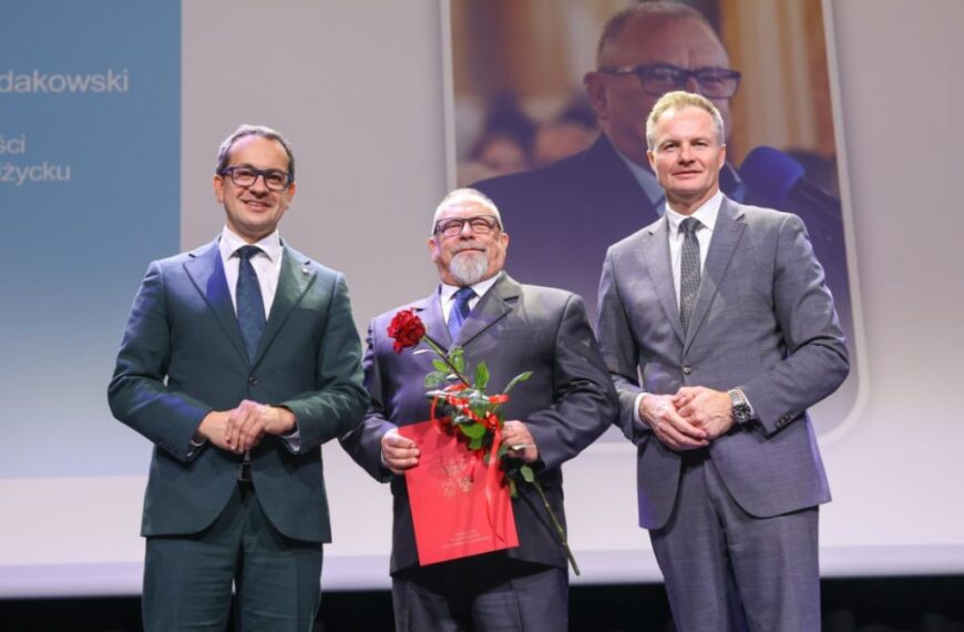 Marszałek przyznał nagrody przedstawicielom Powiatu Giżyckiego za działania w polityce społecznej